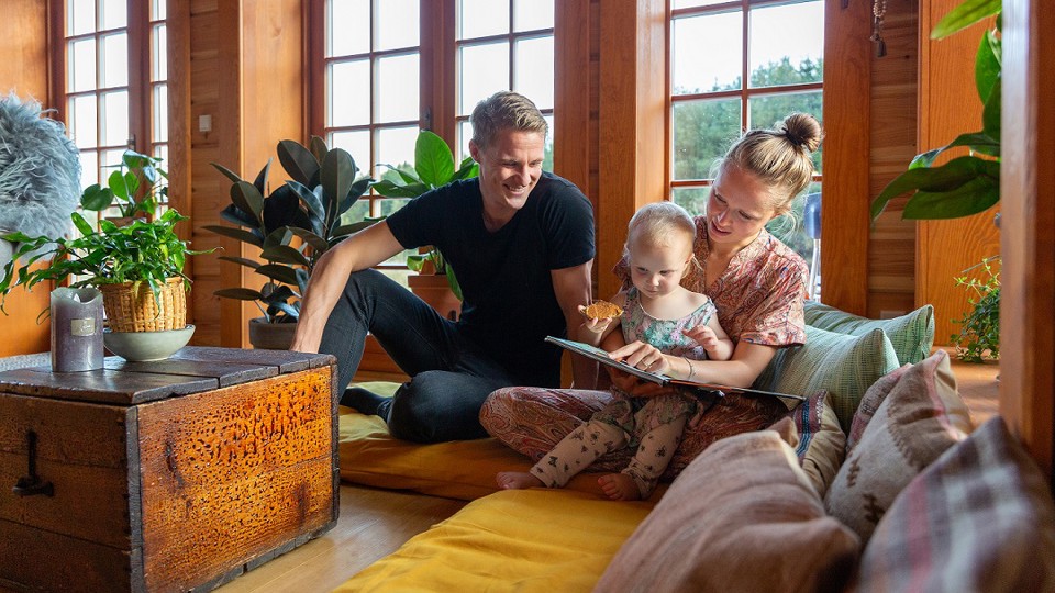 Familie læser historie for et barn